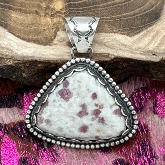 Native American NAVAJO Sterling Silver & Tourmaline Triangular Pendant Scallops - Picture 1 of 3